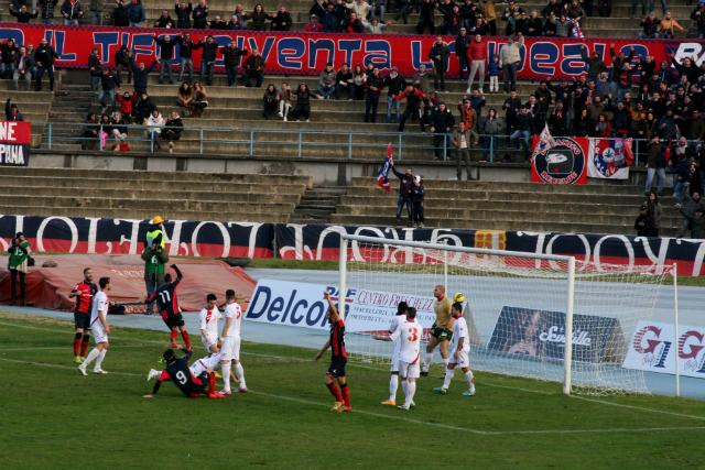 (VIDEO) Che brutto Cosenza. I rossoblu, come a Foggia, giocano solo un tempo e con il Barletta finisce 1 a 1 82 CS BA 10