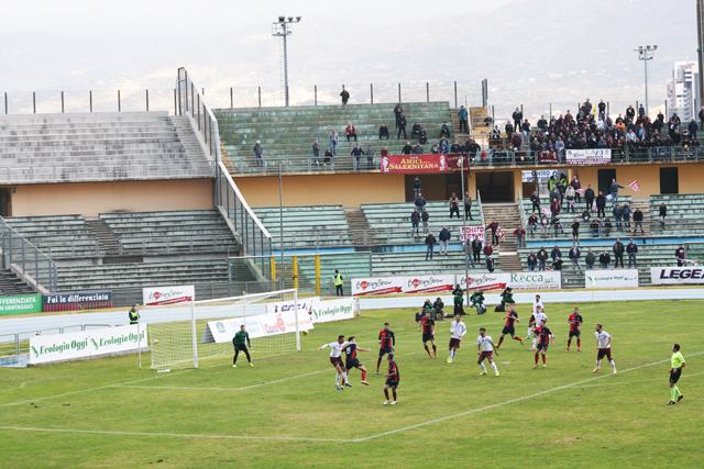 (GUARDA IL VIDEO) Un battagliero Cosenza lotta e blocca sul pareggio la Salernitana. Al San Vito finisce 0 a 0 64 CS Sa 05