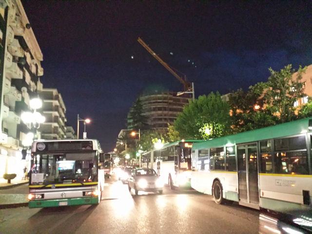 I Bus del Consorzio Autolinee bloccano la SS 19 a Rende per protesta contro l'A.M.A.C.O. Code e disagi 57 Consorzio 04