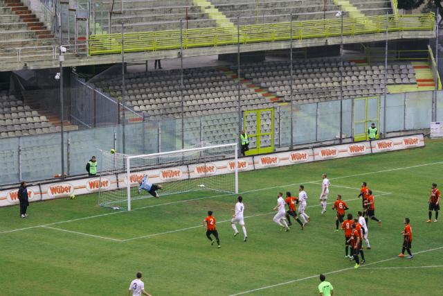 Cosenza che scoppola! I rossoblu giocano solo un tempo e il Foggia cala il poker. Allo Zaccheria finisce 4 a 1 70 Fo CS 06