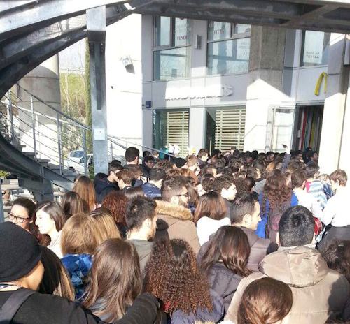 Colazione gratis per oltre tre settimane a chi stamattina va al Mc Donald's in tenuta da notte (FOTO) 59 MCdo