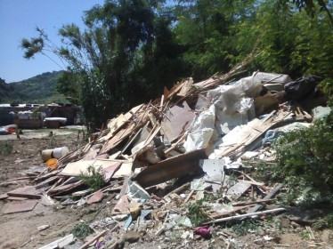 Distrutte le baracche disabitate, tendopoli inospitale. I residenti: 'Non siamo animali' (FOTO) 124 campo-rom-cosenza-sgombero (1)