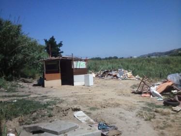 Distrutte le baracche disabitate, tendopoli inospitale. I residenti: 'Non siamo animali' (FOTO) 122 campo-rom-cosenza-sgombero (2)