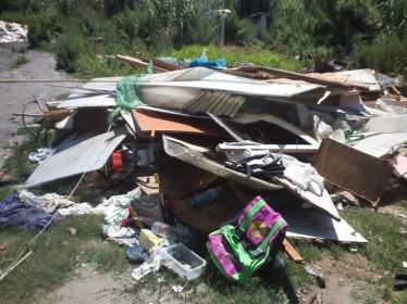 Distrutte le baracche disabitate, tendopoli inospitale. I residenti: 'Non siamo animali' (FOTO) 146 campo-rom-cosenza-sgombero (22)