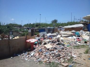 Distrutte le baracche disabitate, tendopoli inospitale. I residenti: 'Non siamo animali' (FOTO) 148 campo-rom-cosenza-sgombero (26)