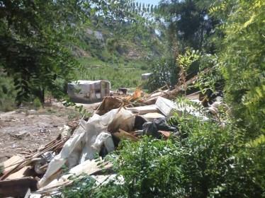 Distrutte le baracche disabitate, tendopoli inospitale. I residenti: 'Non siamo animali' (FOTO) 123 campo-rom-cosenza-sgombero (3)