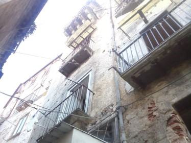 Un altro crollo a Cosenza Vecchia, evacuata una famiglia (FOTO) 111 crollo-cosenza-vecchia (10)