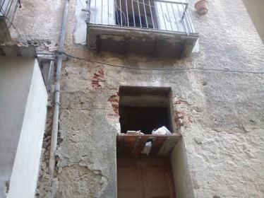 Un altro crollo a Cosenza Vecchia, evacuata una famiglia (FOTO) 108 crollo-cosenza-vecchia (7)