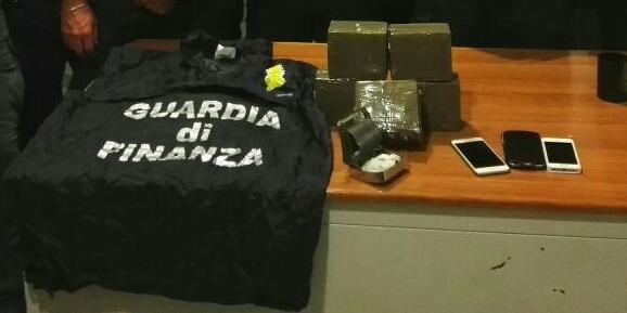 Laino Borgo, il fiuto del cane antidroga delle Fiamme Gialle scopre 5 chili di hashish (FOTO) 58 FotoDue