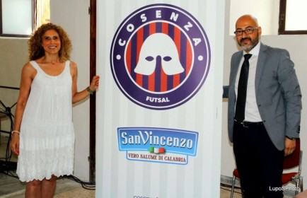 Presentata la squadra cosentina che parteciperà al campionato di serie A di calcio a cinque (FOTO) 74 rota e bria con logo