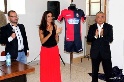 Presentata la squadra cosentina che parteciperà al campionato di serie A di calcio a cinque (FOTO) 76 succurro-donato-maglia