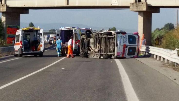 A3, camion si ribalta in galleria: 5 km di code tra Cosenza e Rogliano. Tre feriti a Villapiana 52 La tragica carambola tra l'ambulanza e il mezzo pesante