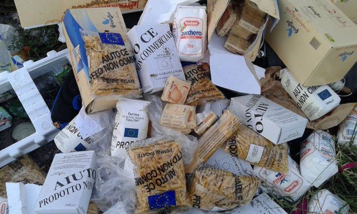 Prodotti alimentari per i poveri abbandonati a Luzzi come rifiuti. Monta la polemica 60 Derrate