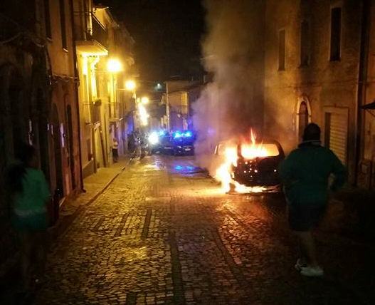 Intimidazione al sindaco di Motta Santa Lucia, incendiata l'auto. Su Facebook scrive: "W la legalità" 52 l'auto del sindaco avvolta dalle fiamme