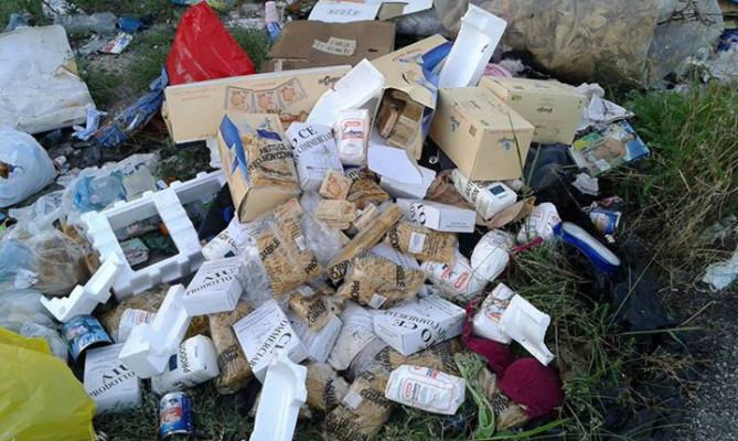 Prodotti alimentari per i poveri abbandonati a Luzzi come rifiuti. Monta la polemica 59 Luzzi 01