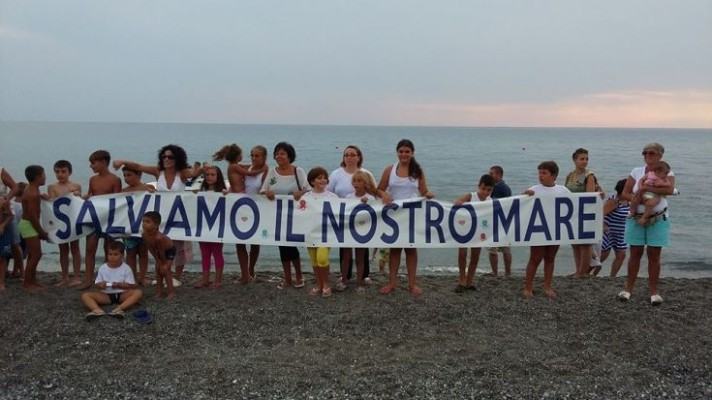 La catena umana sulla spiaggia di Paola e un grido di rabbia: "Salviamo il nostro mare" 60 paola 3