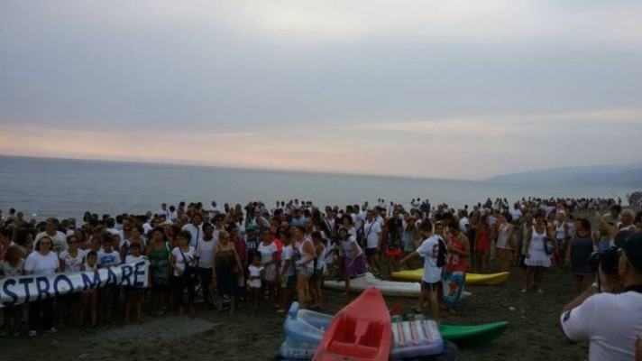 La catena umana sulla spiaggia di Paola e un grido di rabbia: "Salviamo il nostro mare" 62 paola 4