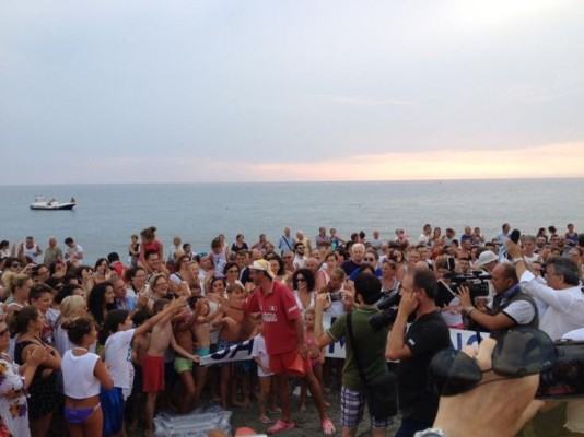 La catena umana sulla spiaggia di Paola e un grido di rabbia: "Salviamo il nostro mare" 63 paola2