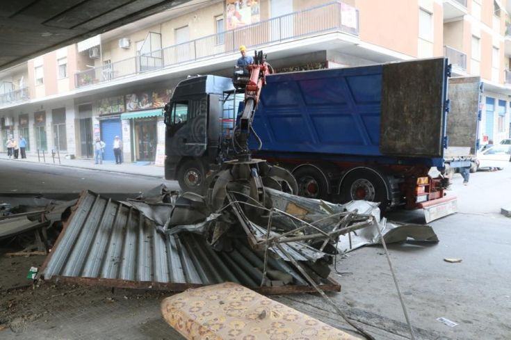 Cosenza: riqualificazione via Padre Giglio, prosegue la demolizione dei box 66 Box Via padre giglio_05