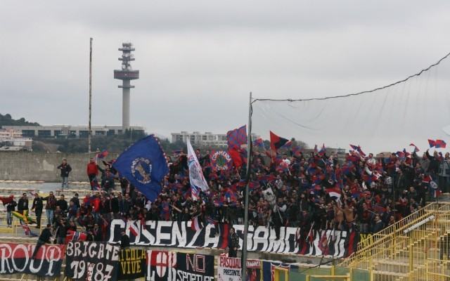 Derby di Calabria: Cosenza adesso fuori gli attributi. Basta con i pareggi alla "volemose bene" 54 Catanzaro Cosenza tifosi cosenza1