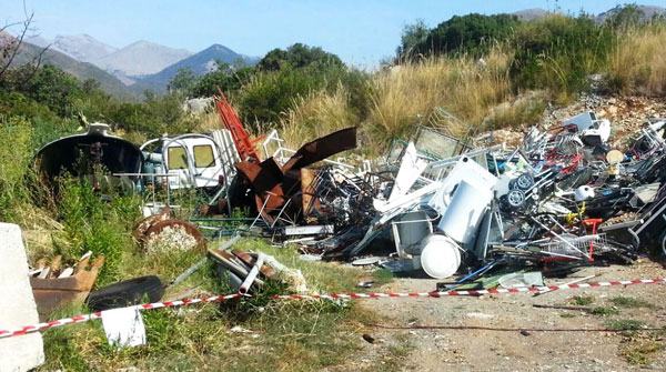 Scoperta l'ennesima discarica a cielo aperto con rifiuti pericolosi sulla costa tirrenica cosentina 56 Discarica03