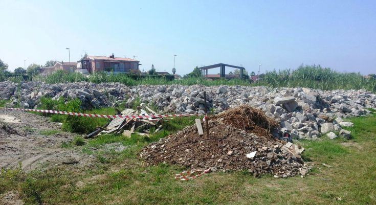 Cosenza, la Finanza sequestra una discarica di rifiuti speciali. Due denunce 57 IMG-20150907-WA0007