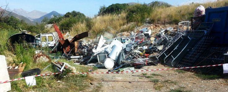 Scoperta l'ennesima discarica a cielo aperto con rifiuti pericolosi sulla costa tirrenica cosentina 57 finanza discarica abusiva