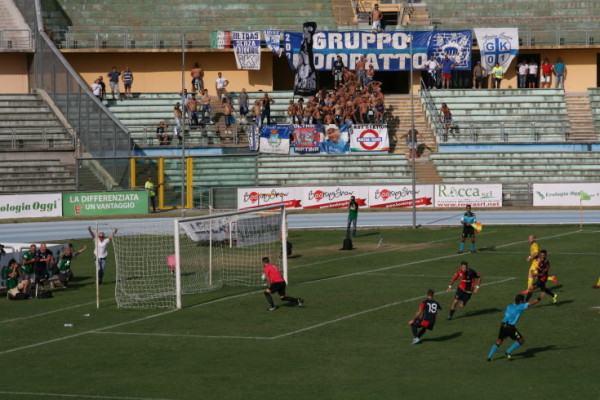 Il rigore trasformato da La Mantia regala i 3 punti al Cosenza