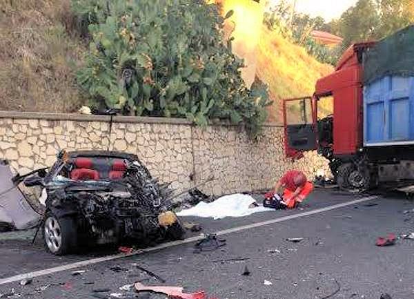 Ennesimo incidente mortale sulla 106. Perde la vita un 45enne nello scontro tra un'auto e un tir 54 Incidente soverato2