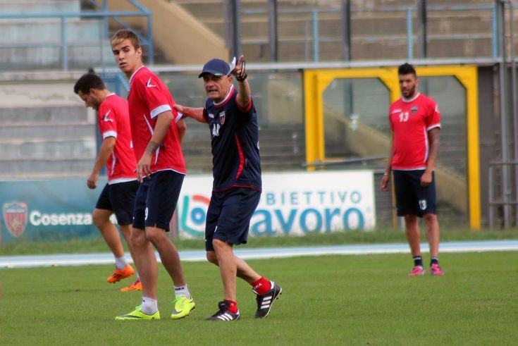 Cosenza, inizia con la contestazione dei tifosi la settimana del derby. Corsi: “restare uniti per vincere” 52 Il tecnico Roselli si è soffermato molto sulla tattica e sugli schemi