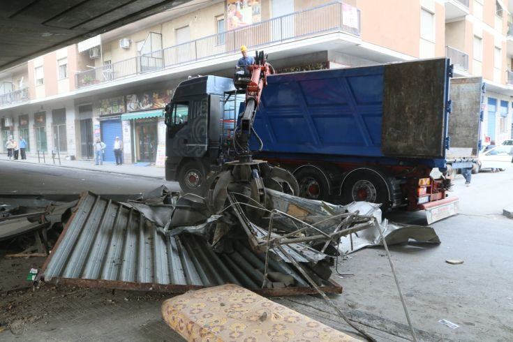 Cosenza: riqualificazione via Padre Giglio, prosegue la demolizione dei box 62 demolizione box via padre giglio - 1
