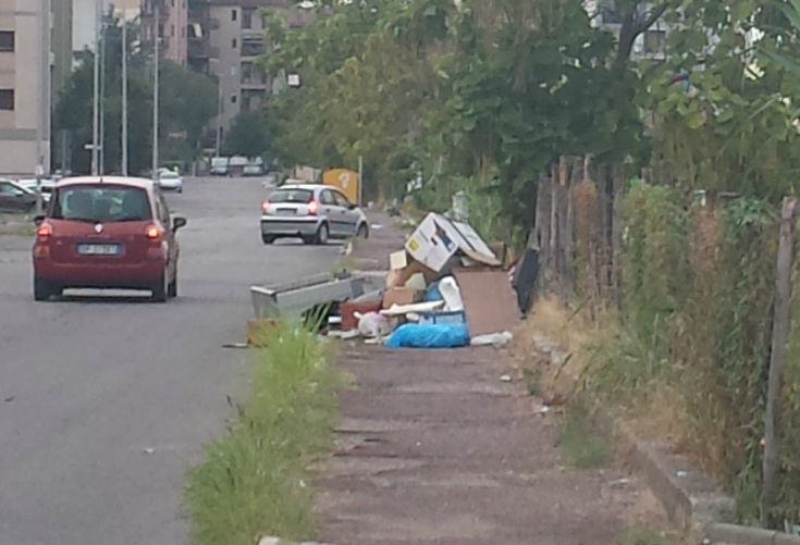 Rifiuti abbandonati a Cosenza, le foto dello scempio creato da cittadini 'incivili' 57 rifiuti 01