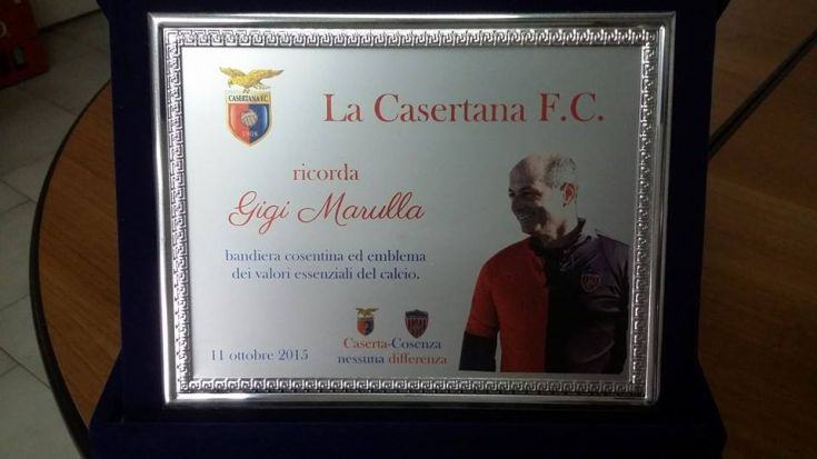 La targa ricordo di Marulla donata dalla Casertana al Cosenza Calcio