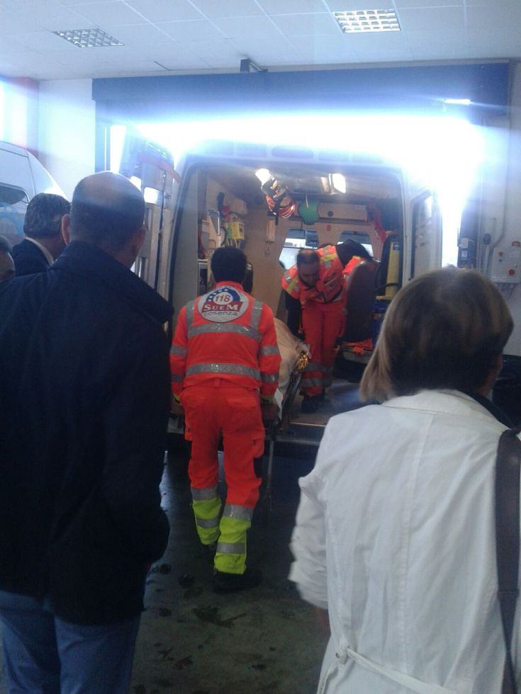 L'arrivo al Pronto soccorso di Cosenza tra gli applausi