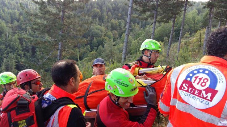 I soccorsi che a spalla trasportano Brunella Guagliani verso l'ambulanza