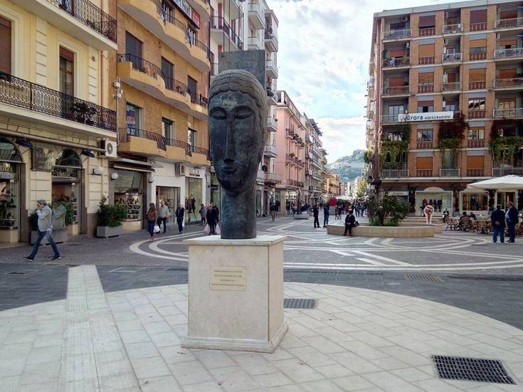 Il Museo all'Aperto Bilotti continua a crescere, posizionata una scultura di Modigliani 57 Modigliani