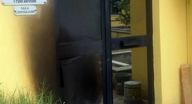 Incendiata la porta della sala consiliare del Comune di Cerisano 54 sala-consiliare-cerisano