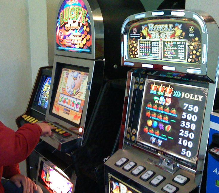 Ludopatia: Calabria, seconda regione del sud per gioco d'azzardo. Intervista ad Ignazio Messina leader di Idv, sulla proposta di legge contro le slot machine 56 slot