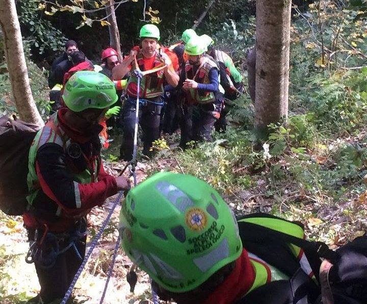 Ritrovata viva Brunella Guagliani, la donna portata a braccia dai soccorritori dopo 8 ore dal ritrovamento 59 soccorsi brunella