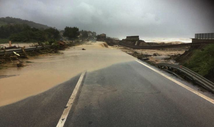 La Calabria si sbriciola sotto il maltempo: locride in ginocchio. Spazzati via diversi tratti della Statale 106 79 106