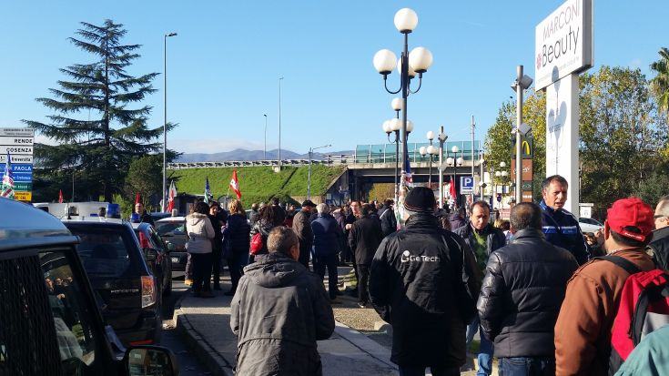 Mobilitazione sindacati: disagi e blocchi all'uscita della A3 di Cosenza Nord, 106 jonica e imbarchi di Villa (FOTO) 69 20151130_090409