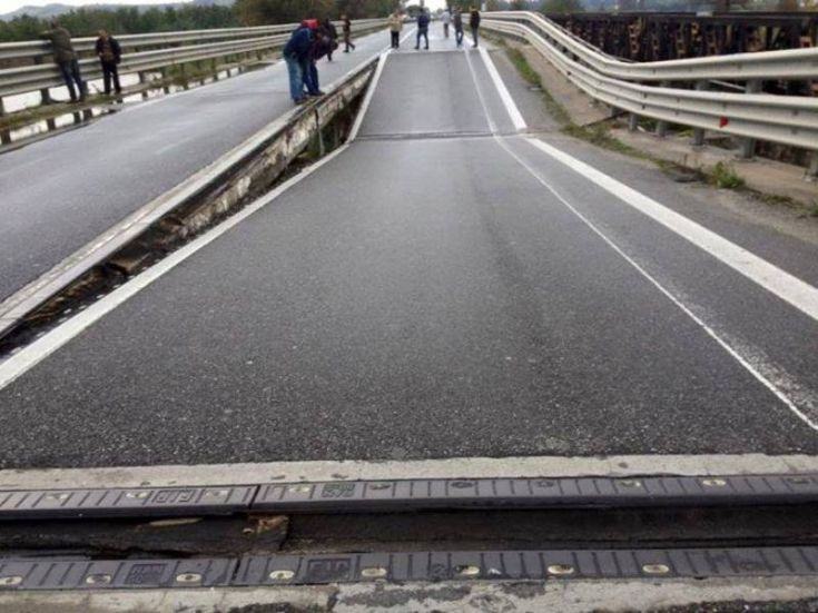 La Calabria si sbriciola sotto il maltempo: locride in ginocchio. Spazzati via diversi tratti della Statale 106 74 Caulonia