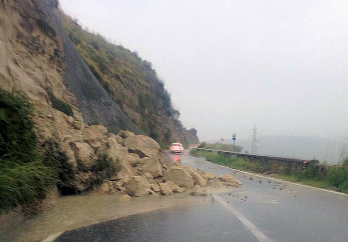 La Calabria si sbriciola sotto il maltempo: locride in ginocchio. Spazzati via diversi tratti della Statale 106 78 Crollo