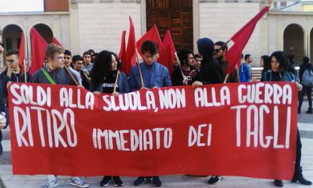 Cosenza diffida Renzi, studenti e docenti in protesta: 'Non sfruttati per l'Enel, ma per il centro storico' (FOTO) 78 IMG_20151113_093249