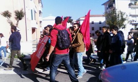 Cosenza diffida Renzi, studenti e docenti in protesta: 'Non sfruttati per l'Enel, ma per il centro storico' (FOTO) 86 IMG_20151113_094550