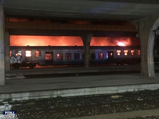 (VIDEO) Cosenza, quattro vagoni in disuso in fiamme alla stazione di Vaglio Lise 58 Incendio Stazione1
