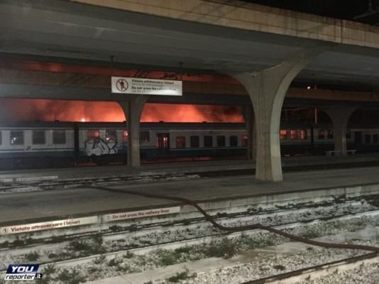 (VIDEO) Cosenza, quattro vagoni in disuso in fiamme alla stazione di Vaglio Lise 59 Incendio Stazione2