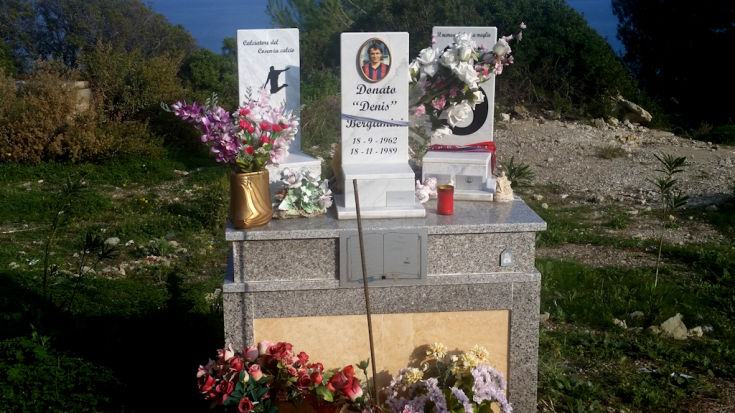 Per il Gip di Castrovillari 'Bergamini si è suicidato'. La sorella Donata: "Provo rabbia e vergogna nei confronti di mio fratello" 56 Lapide Donato Bergamini3