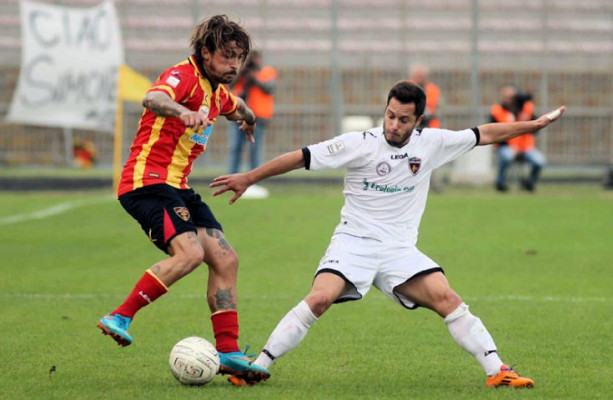 L'autore del goal partita Surraco in contrasto con Arrigoni