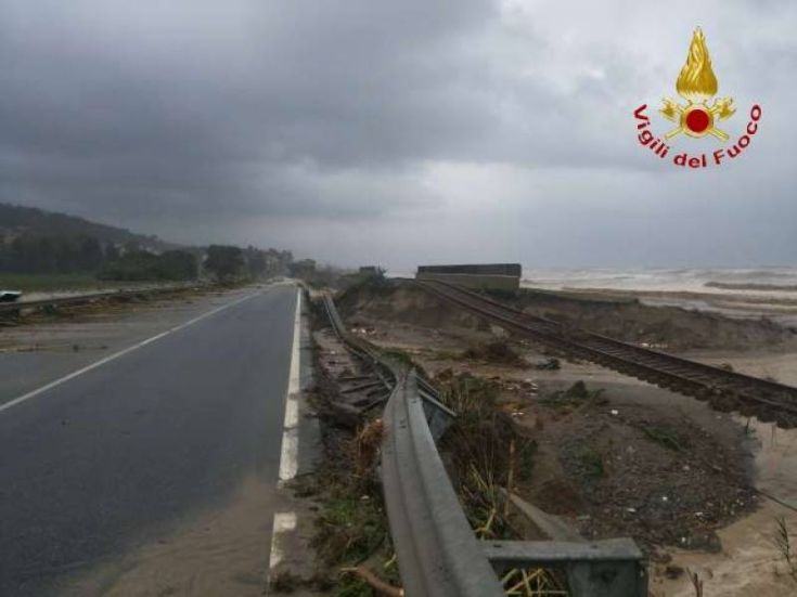 La Calabria si sbriciola sotto il maltempo: locride in ginocchio. Spazzati via diversi tratti della Statale 106 80 brancaleone rc (1)